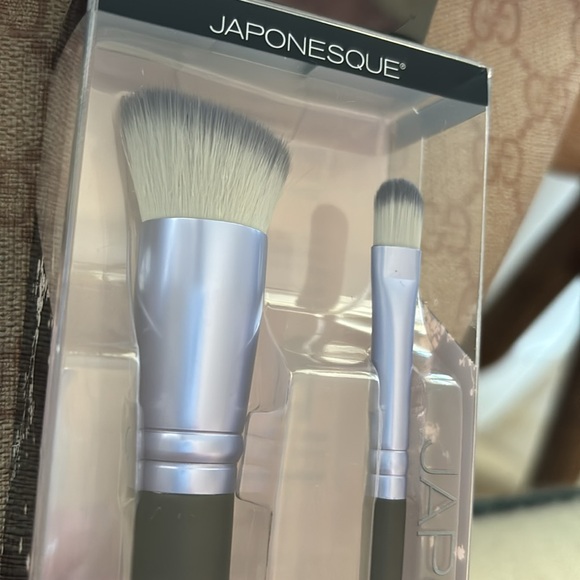 JAPONESQUE Foundation and concealer brushes - Picture 3 of 5